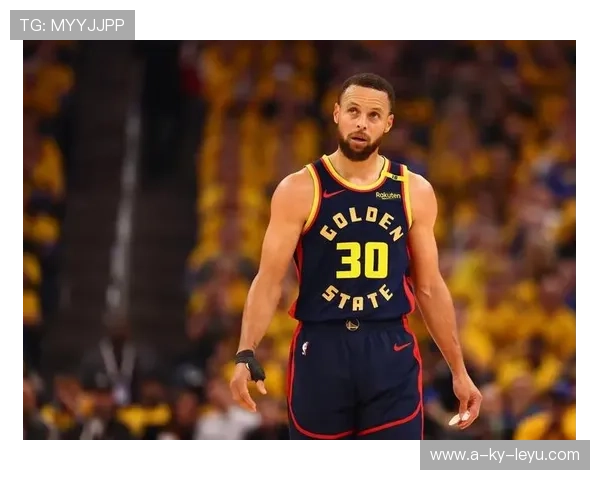 库里中距离投篮稳稳落袋，勇士继续拉大分差